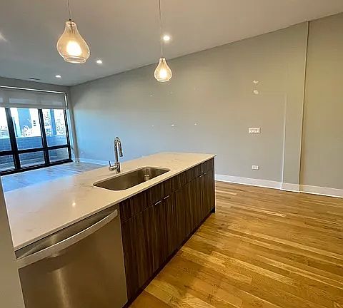 3rd image of 4557 N Ravenswood Ave