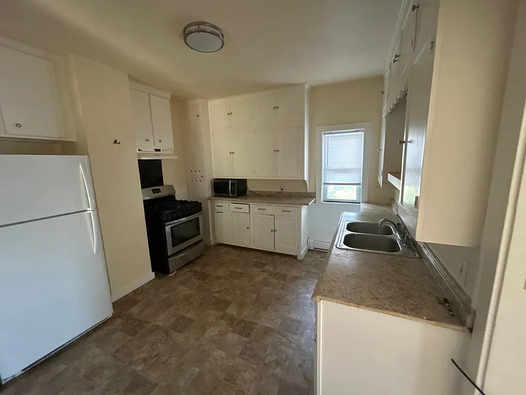 526 Winslow Ave E — Photo 4