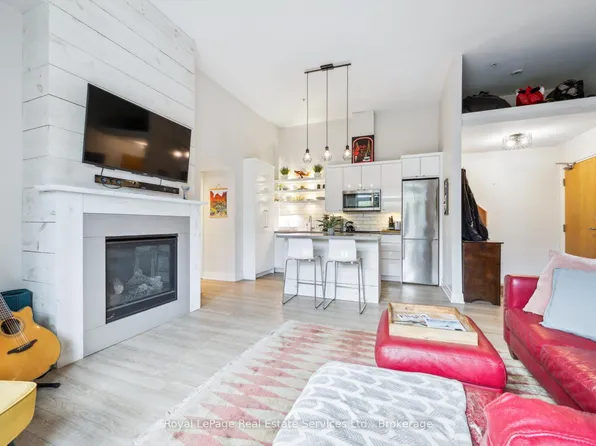 459 Kerr St #106, Oakville, ON L6K 3C2