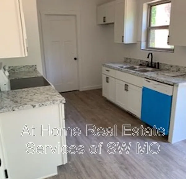 2028 S Lone Pine Ave — Photo 5