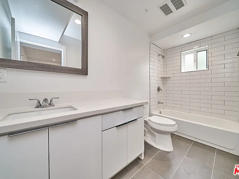 601 W 41st Pl — Photo 24