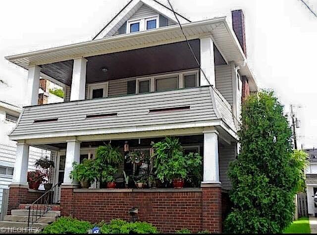 Spacious Front Porch overlooking Quiet Street