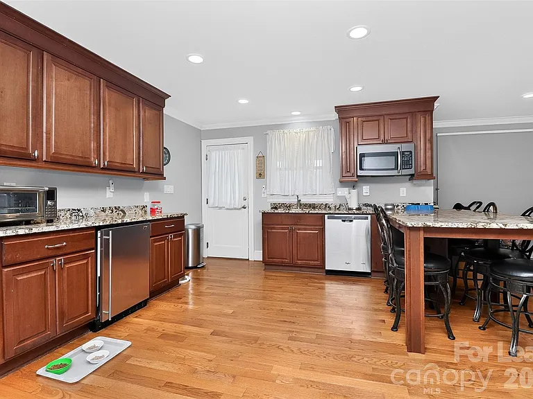 9704 Saddle Ave — Photo 23