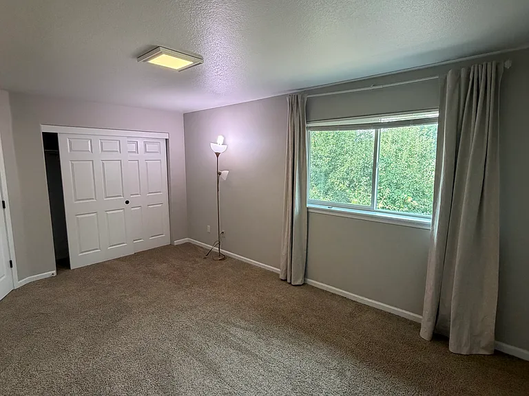1426 NE Thomas Ct — Photo 17