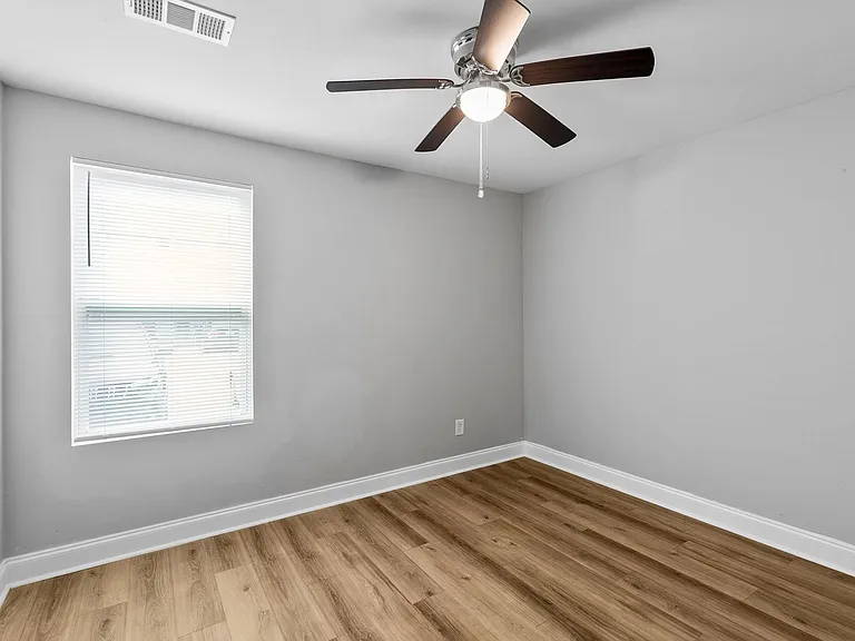 Crestview Apartments — Photo 33