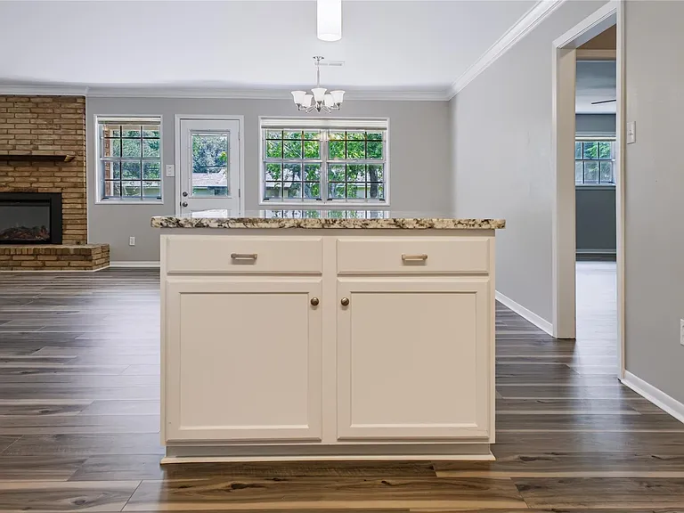 2405 Powell St — Photo 20