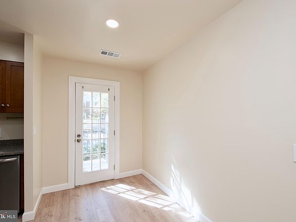5th image of 2812 S Wakefield St #B