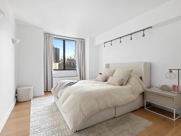 630 1st Ave #16E — Photo 4