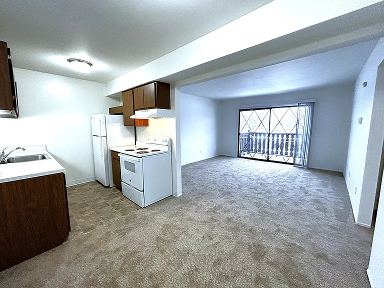 Charter Oaks Apartments — Photo 221