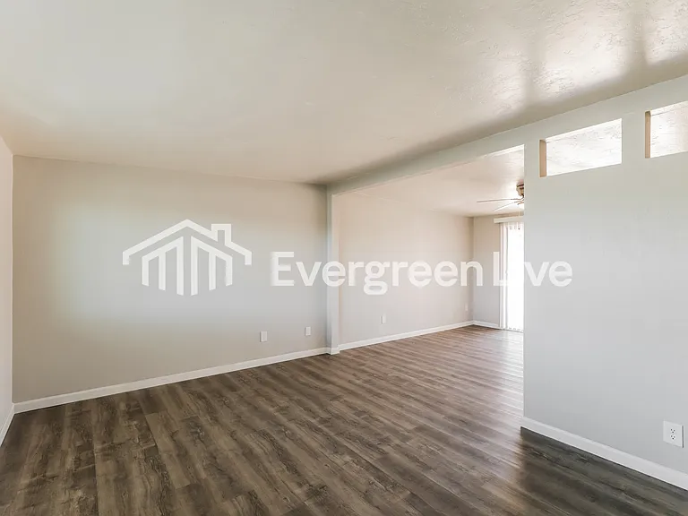 8056 E Victoria Dr — Photo 2