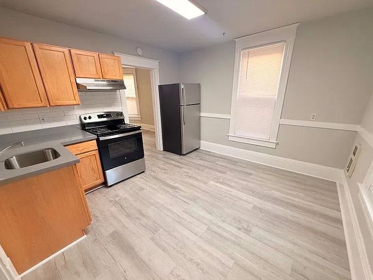 Farrah Apartments: 1 & 2 Bedroom Renovated Units — Photo 17