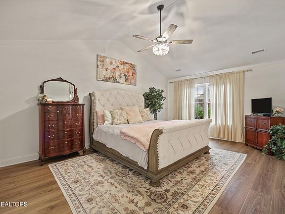 4th image of 665 Farragut Commons Dr