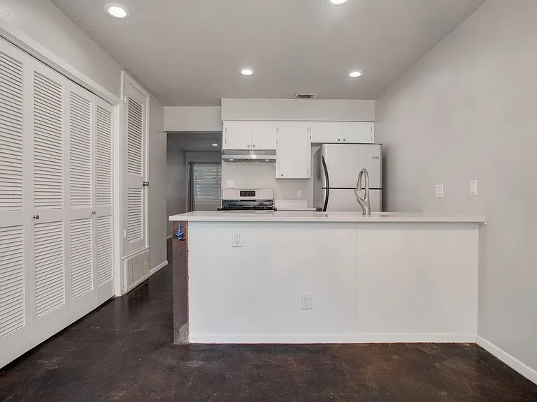 2300 Trailside Drive — Photo 10