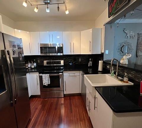4th image of 300 E South St #50