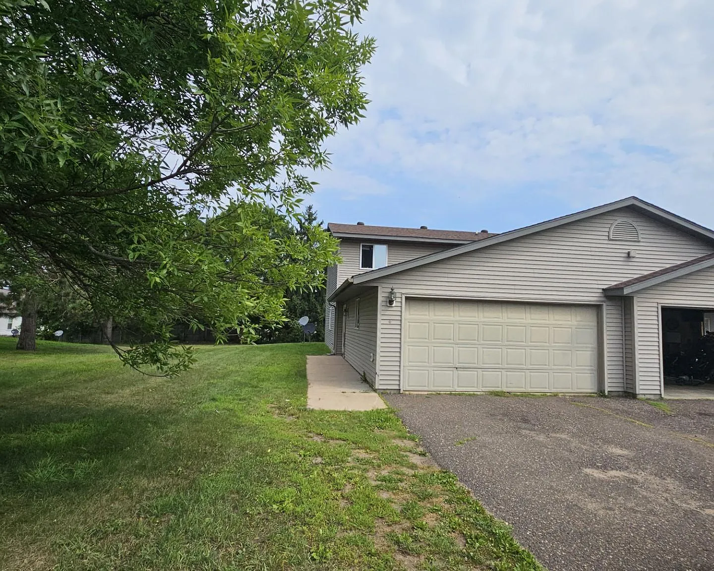 4 bed, $1,400 — Photo 1