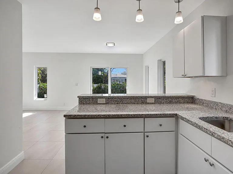 1106 S 20th Ave — Photo 8