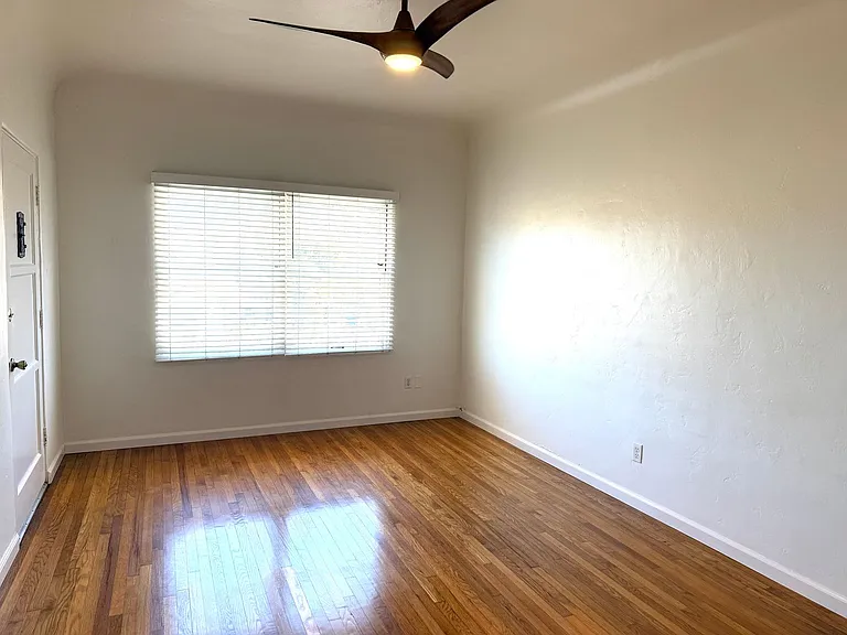 Upstairs 1 bedroom 1 bathroom apartment - Available now — Photo 2