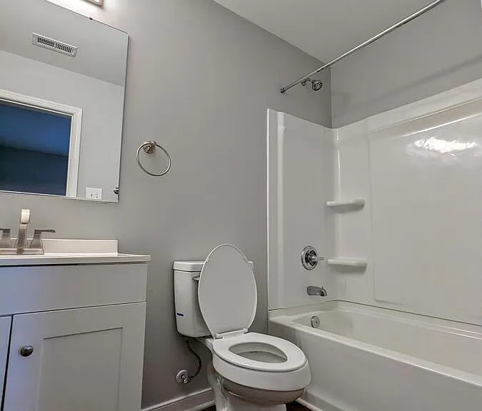2113.5 Richmond St — Photo 12