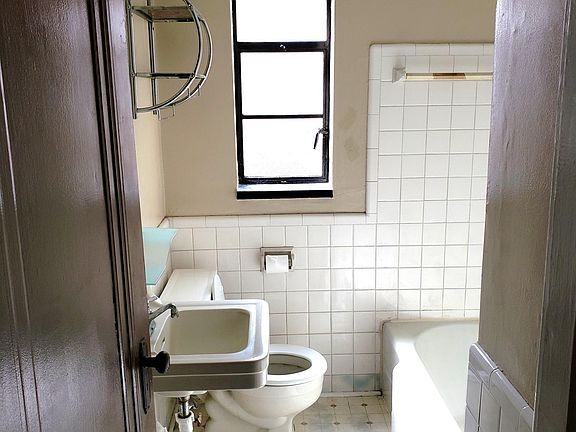 5th image of 531 Hadley Ave APT 1