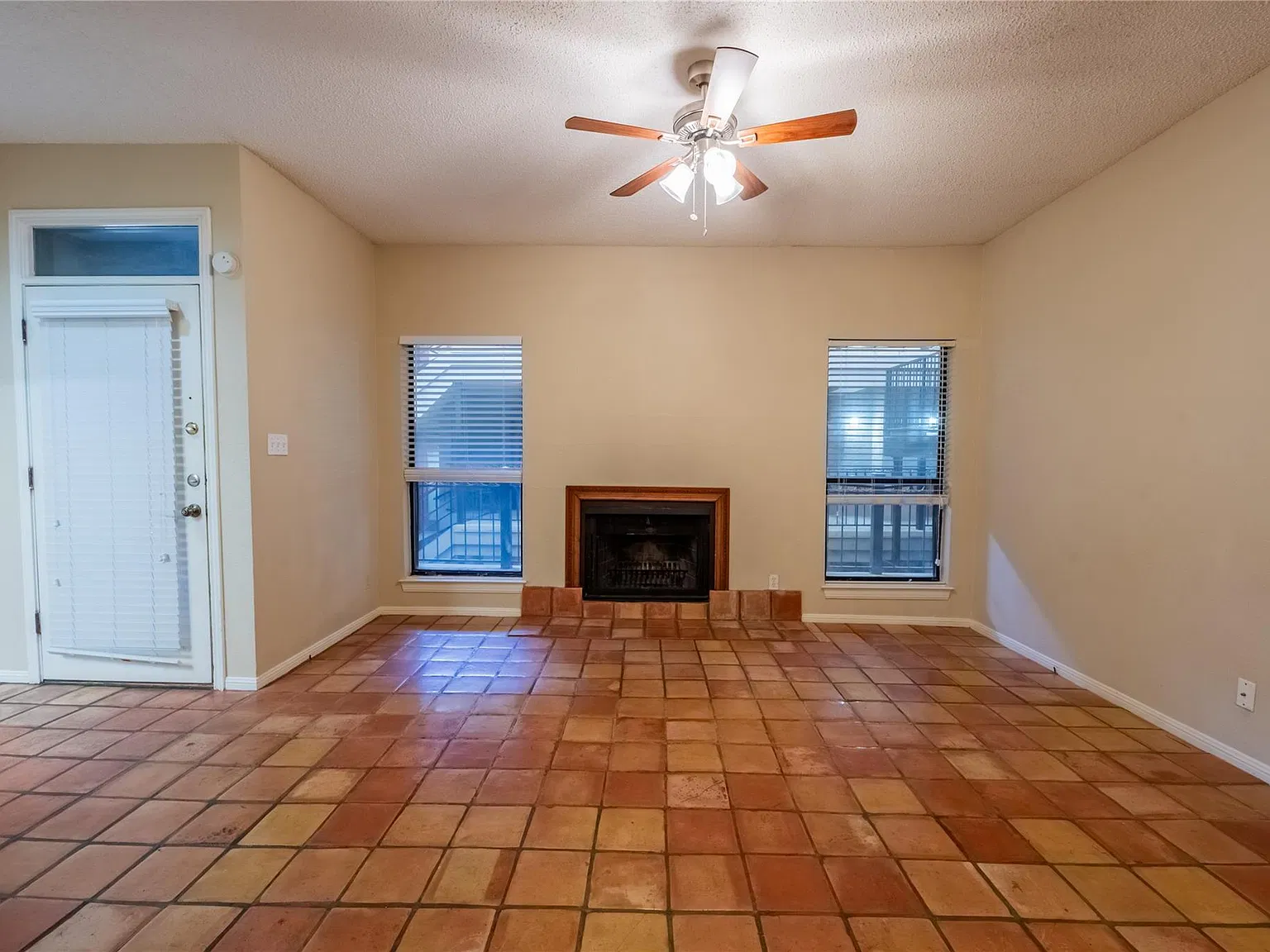 2 bed, 2.0 bath, 930 sqft, $1,900 — Photo 2