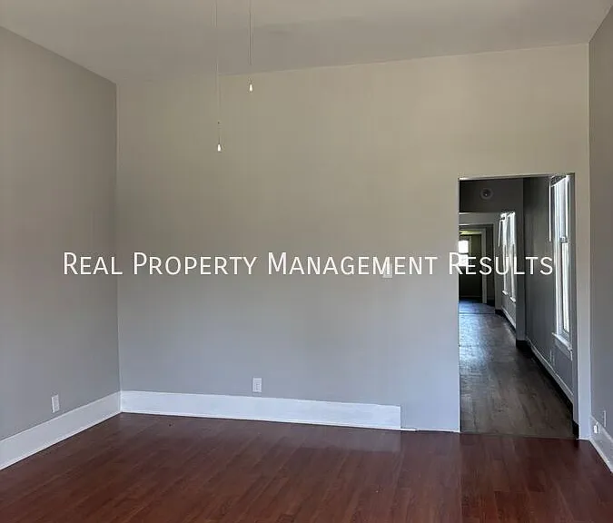 2517 W Illinois St — Photo 2