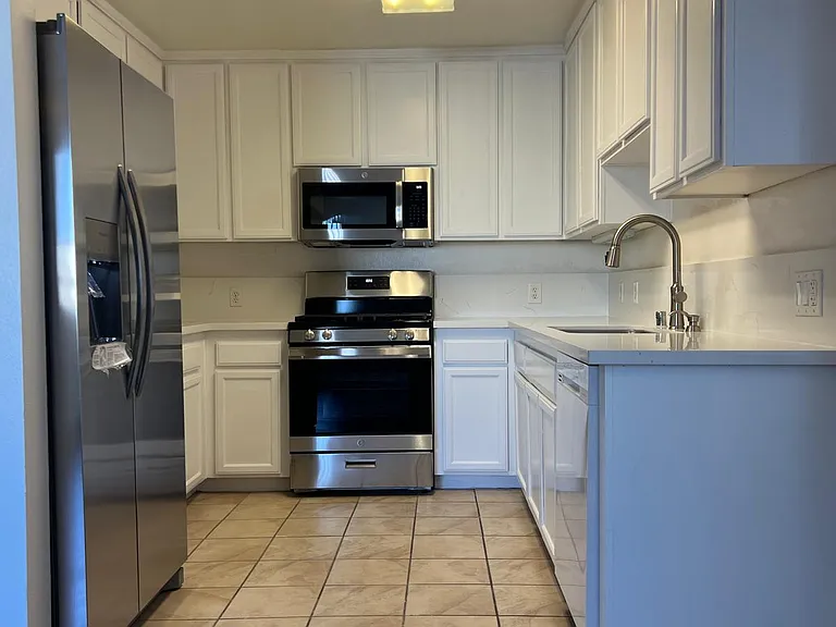 10756 Camarillo St #201 — Photo 26