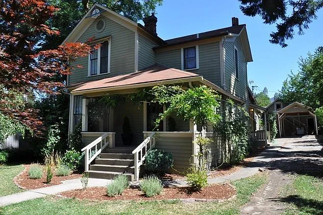 416 NW A St photo 1