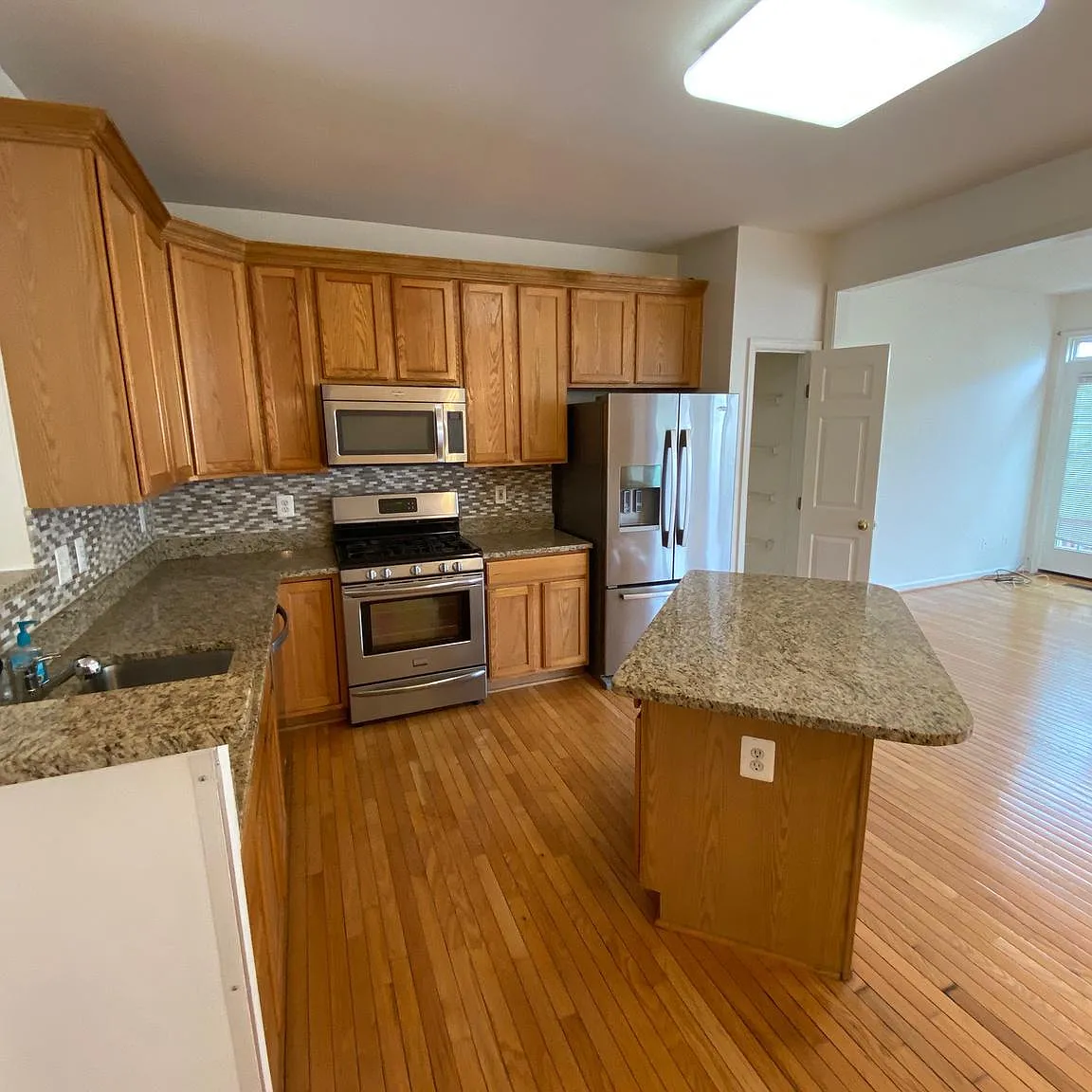 3 bed, 2.5 bath, 2564 sqft, $3,600 — Photo 2