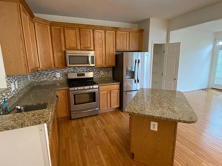 2560 Belcroft Pl — Photo 2