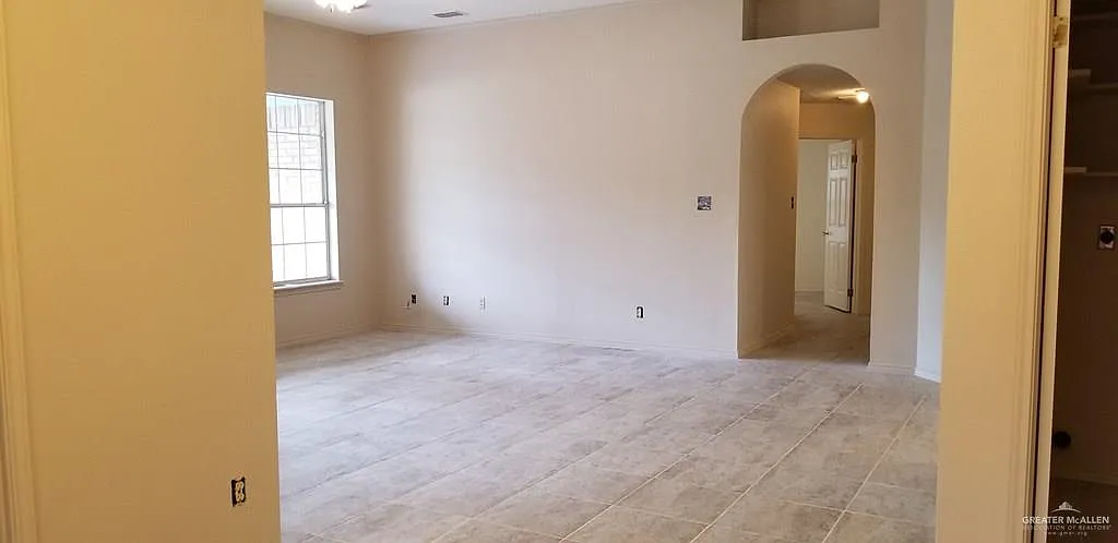 4 bed, 2.0 bath, 1953 sqft, $1,700 — Photo 3