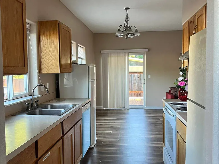 831 SE 181st Ave #831 — Photo 3