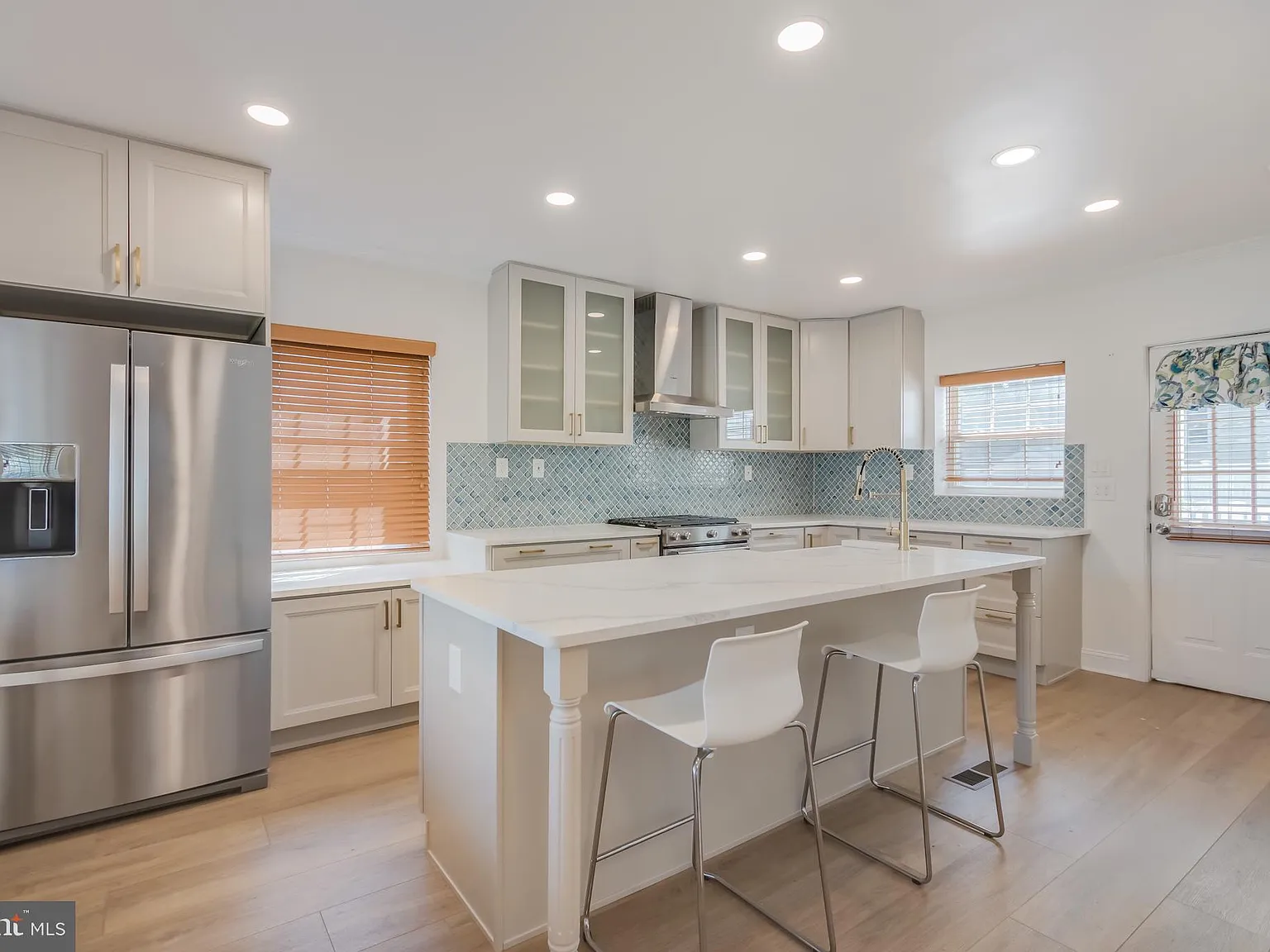 3 bed, 2.5 bath, 2512 sqft, $3,500 — Photo 2