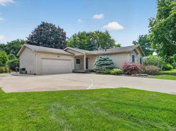 6409 Hollyhock Trl, Brighton, MI 48116