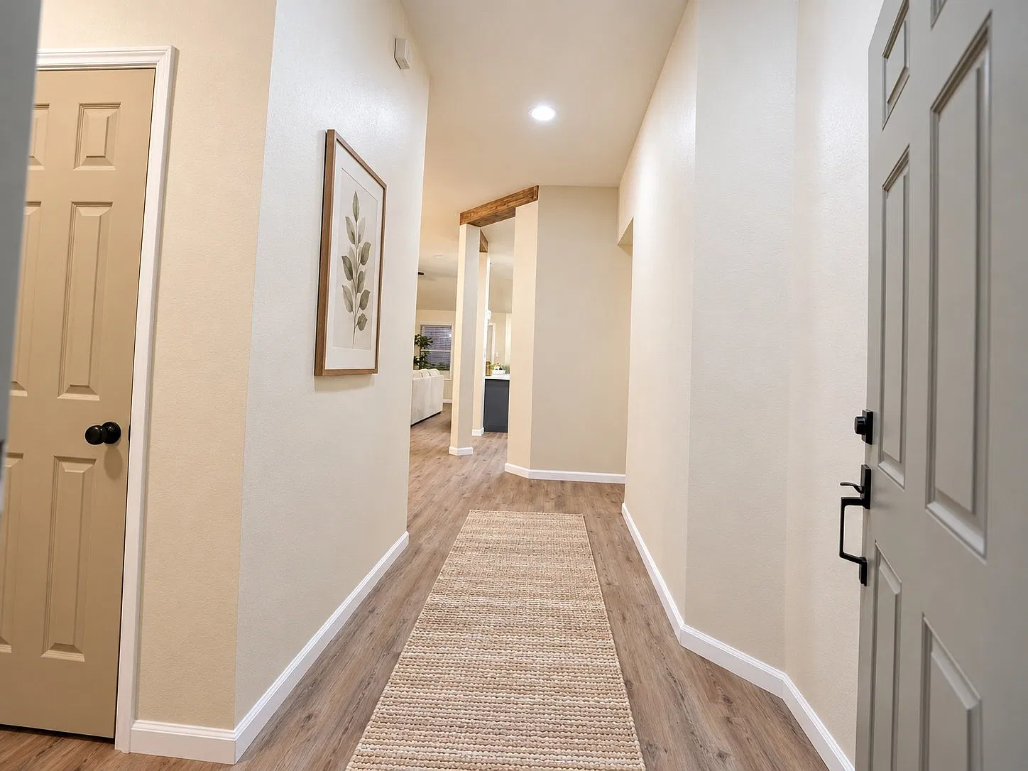 Bright & updated 4 bed/2bath Home - Fenced Yard & open floor plan — Photo 2