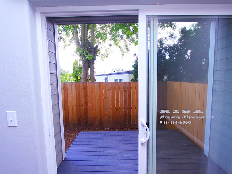 4185 Lancaster Dr NE — Photo 12