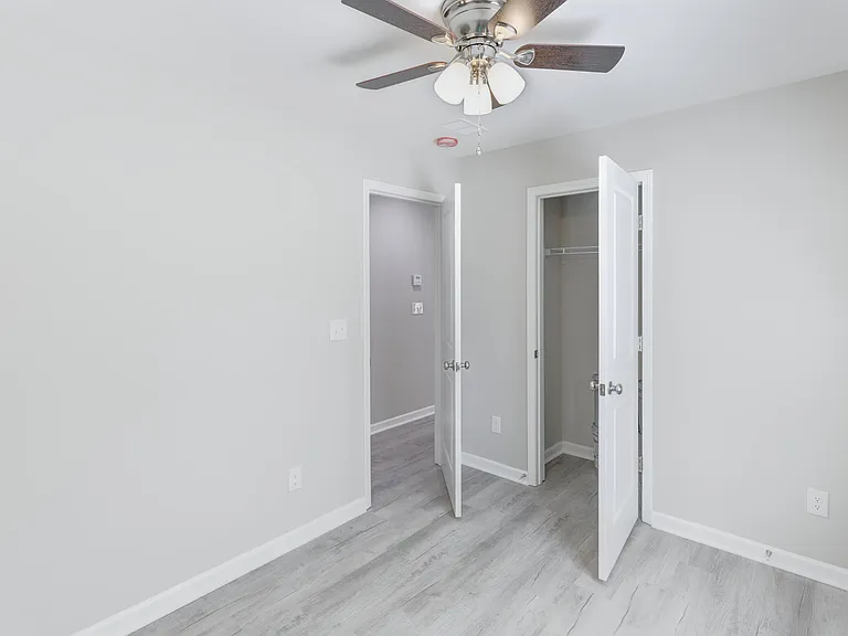 122 Thompson St — Photo 32