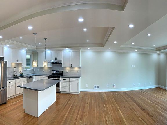 2nd image of 423-425 11th Ave #423
