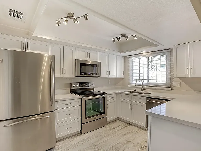 1527 W Hazelwood St — Photo 1