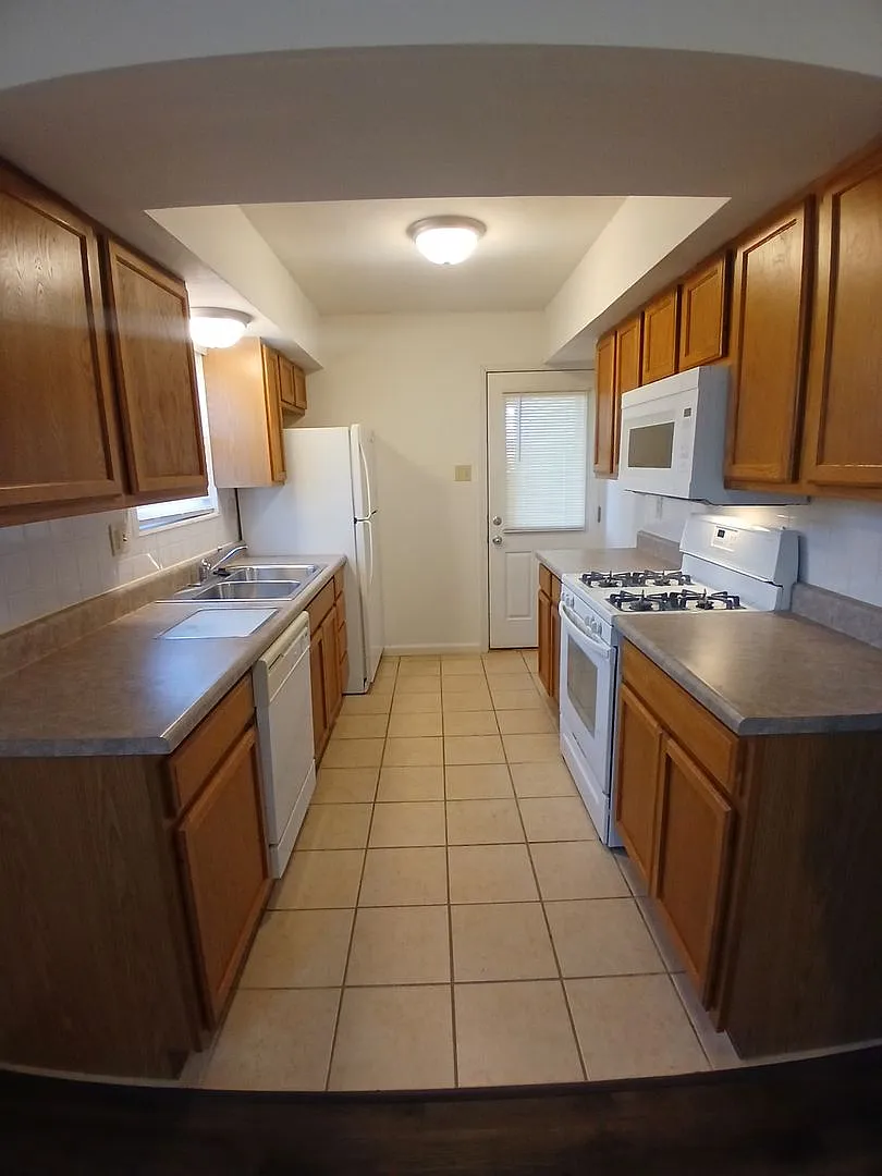 2 bed, 900 sqft, $1,195 — Photo 1