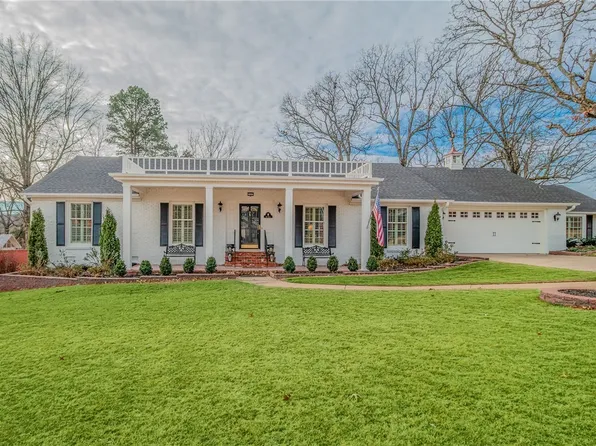 2083 N Austin Dr, Fayetteville, AR 72703