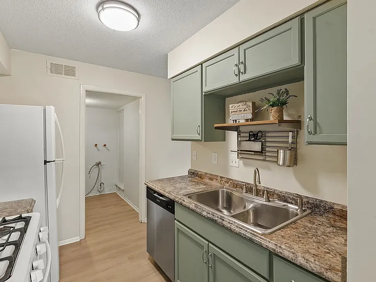 968 Greenwood Trl W — Photo 13