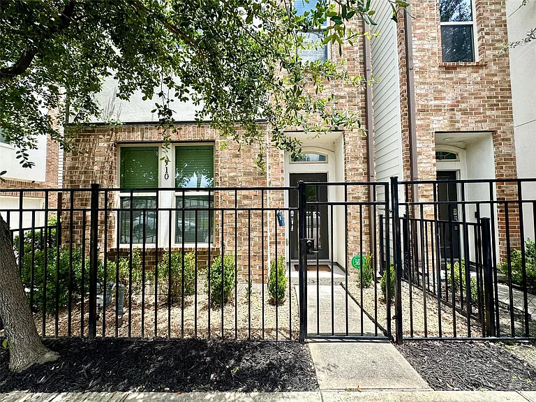 710 Clark St — Photo 2