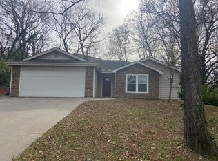 427 Country Club Ct, Lawrence, KS 66044