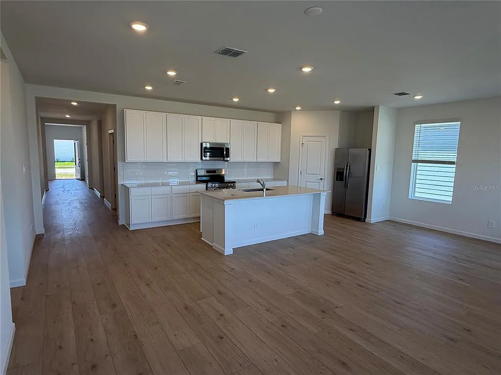 3 bed, 2.0 bath, 1825 sqft, $2,400 — Photo 2