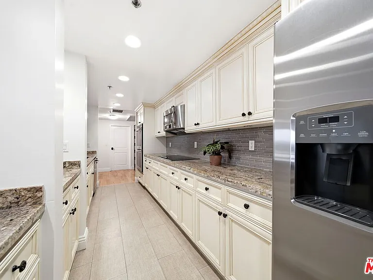 10660 Wilshire Blvd #805 — Photo 27