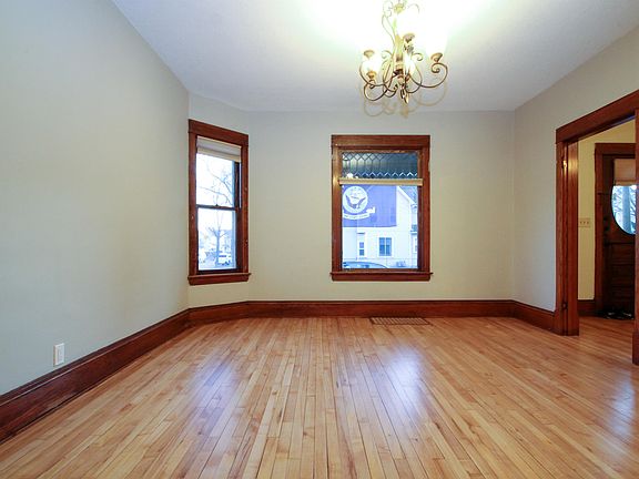 3rd image of 1033 19th Ave NE