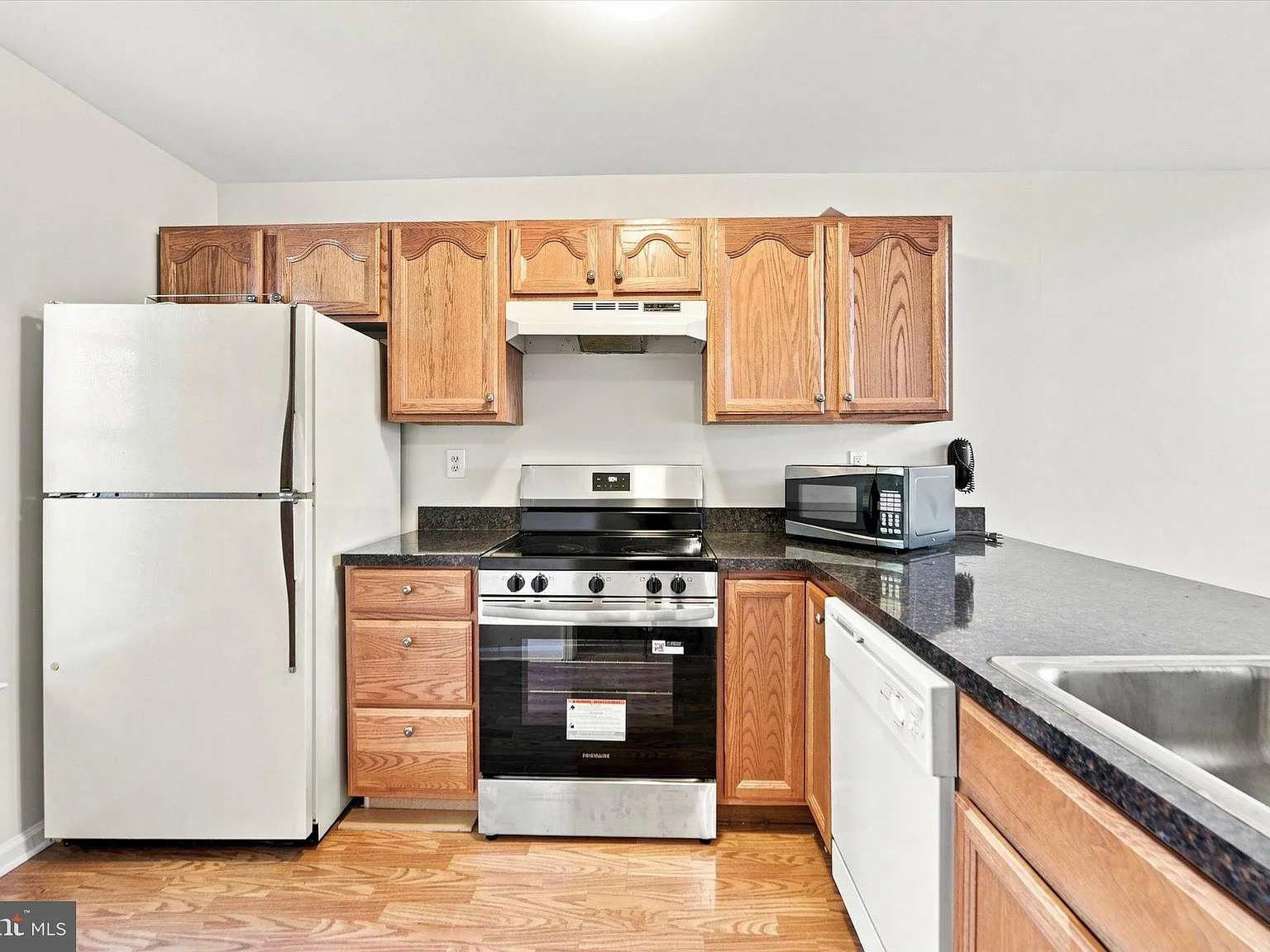 2 bed, 2.0 bath, 984 sqft, $1,900 — Photo 3