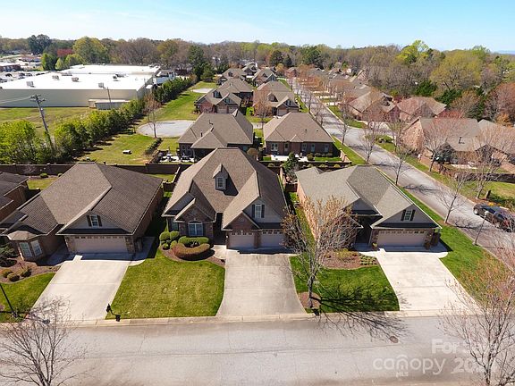 4th image of 111 Independence Ct
