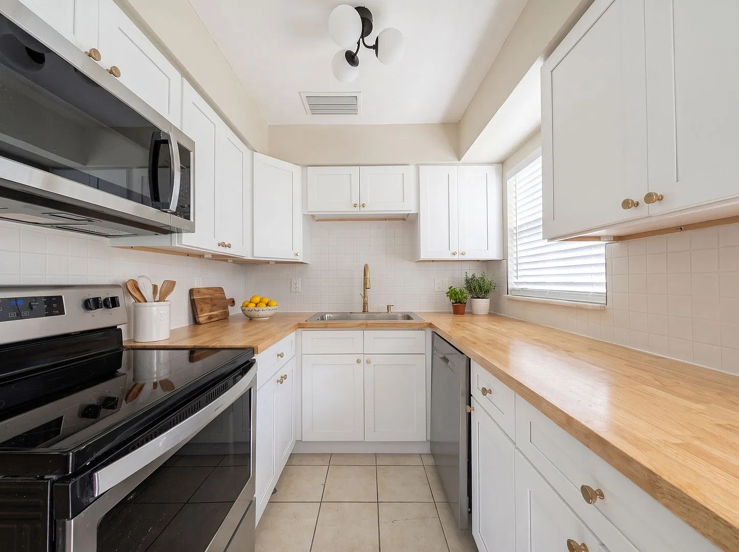 Available Now: Updated 2 Bedroom, 1 Bath Duplex Unit In Altamonte Springs — Photo 4