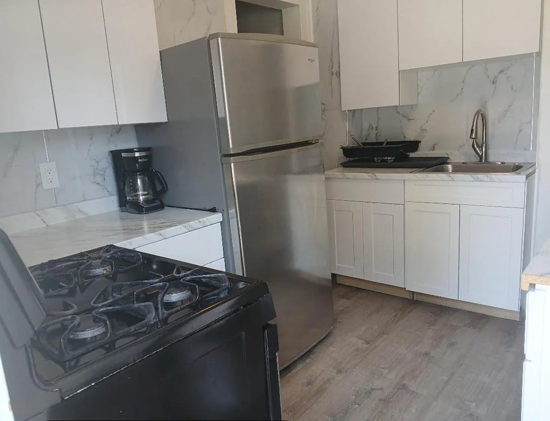 3 bed, 576 sqft, $3,300 — Photo 2